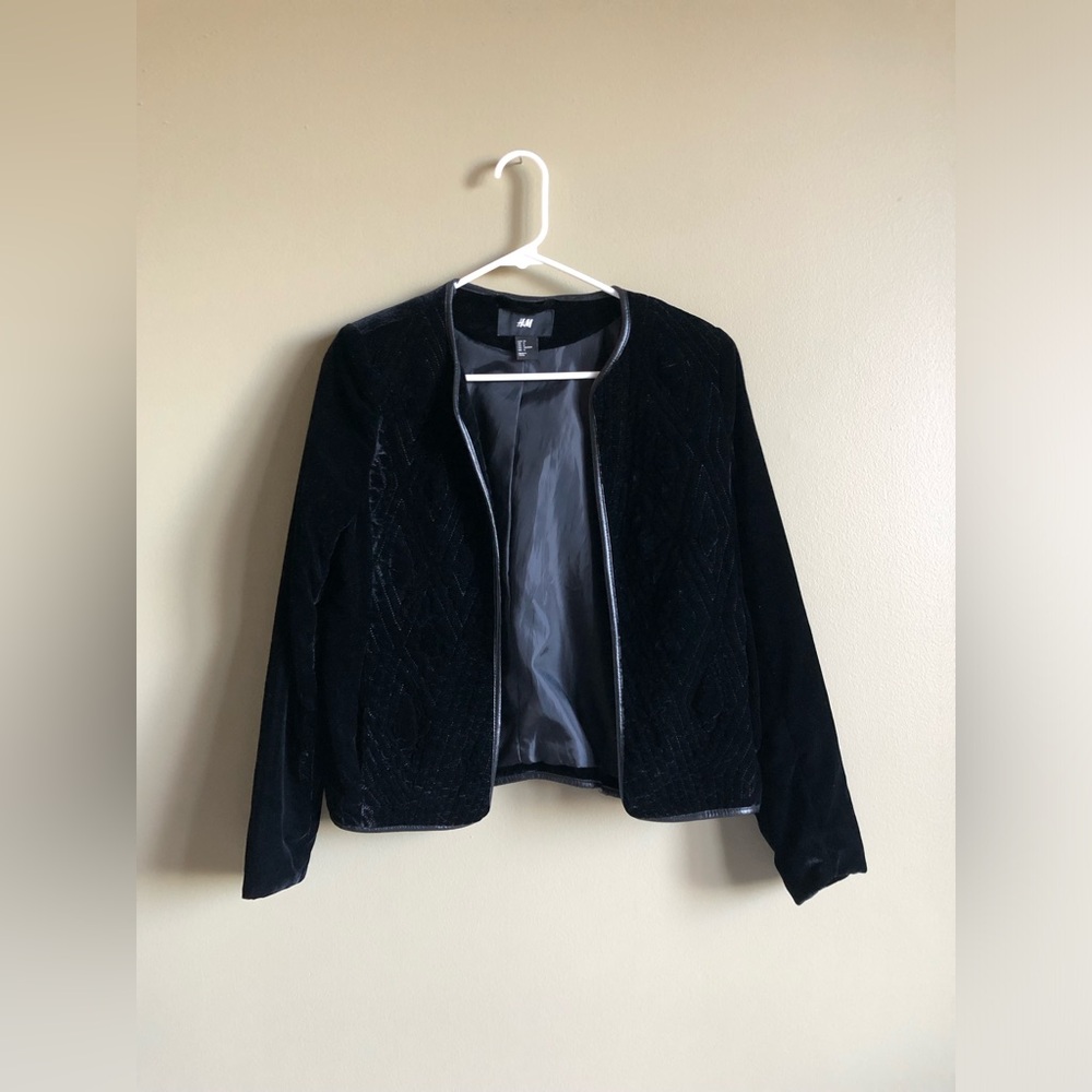 New H&M Women Black Collarless Suede Open Blazer with faux leather trim Size 6